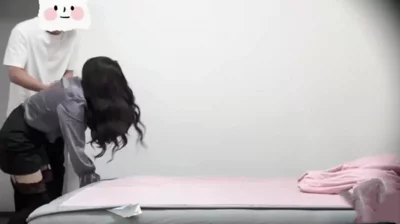 风骚丈母娘找女婿诉苦，被女婿按倒压在身下插入骚逼，被女婿猛干